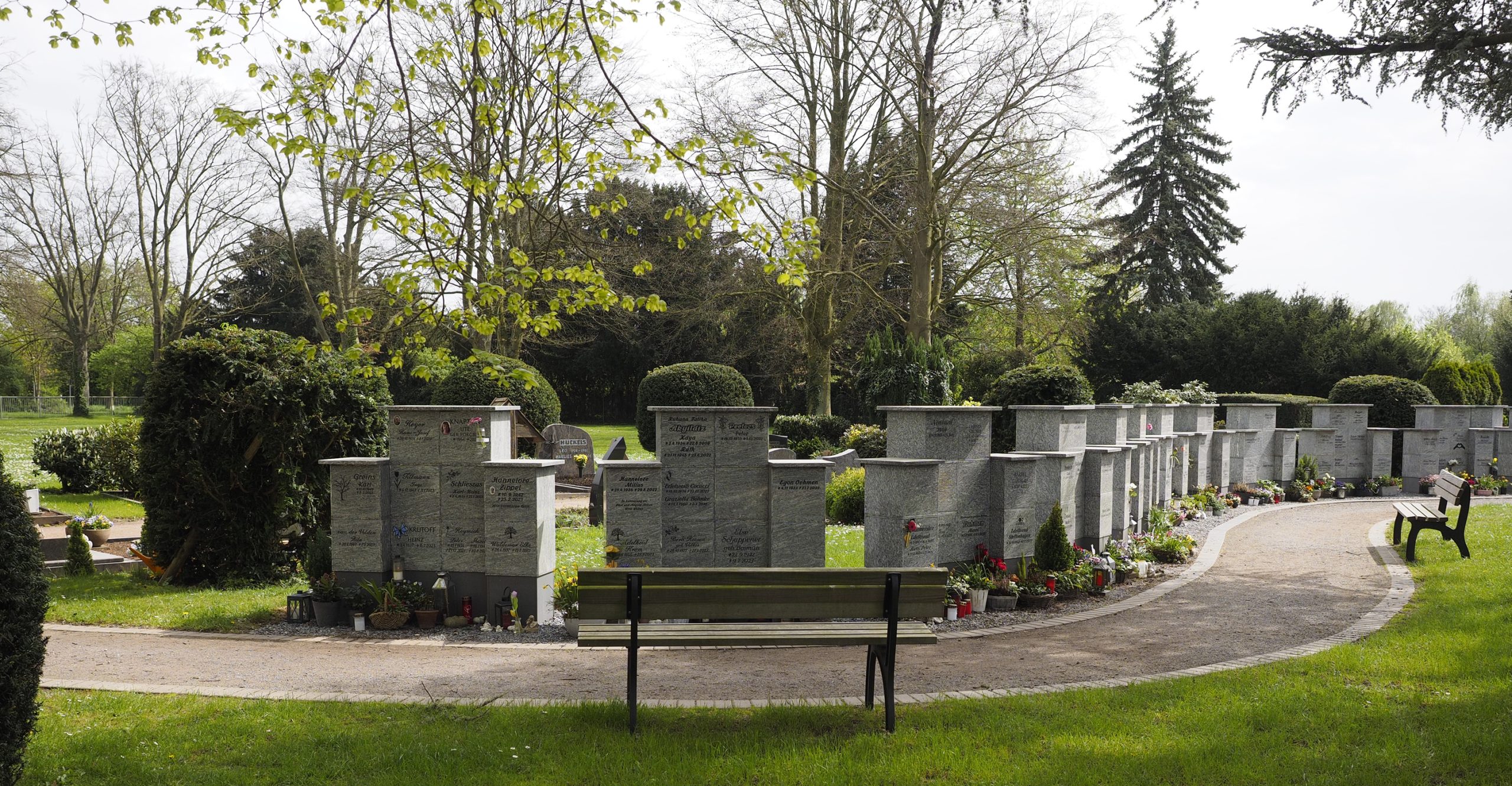 Friedhof Willich, Blick auf Sitzbank und Kolumbarium